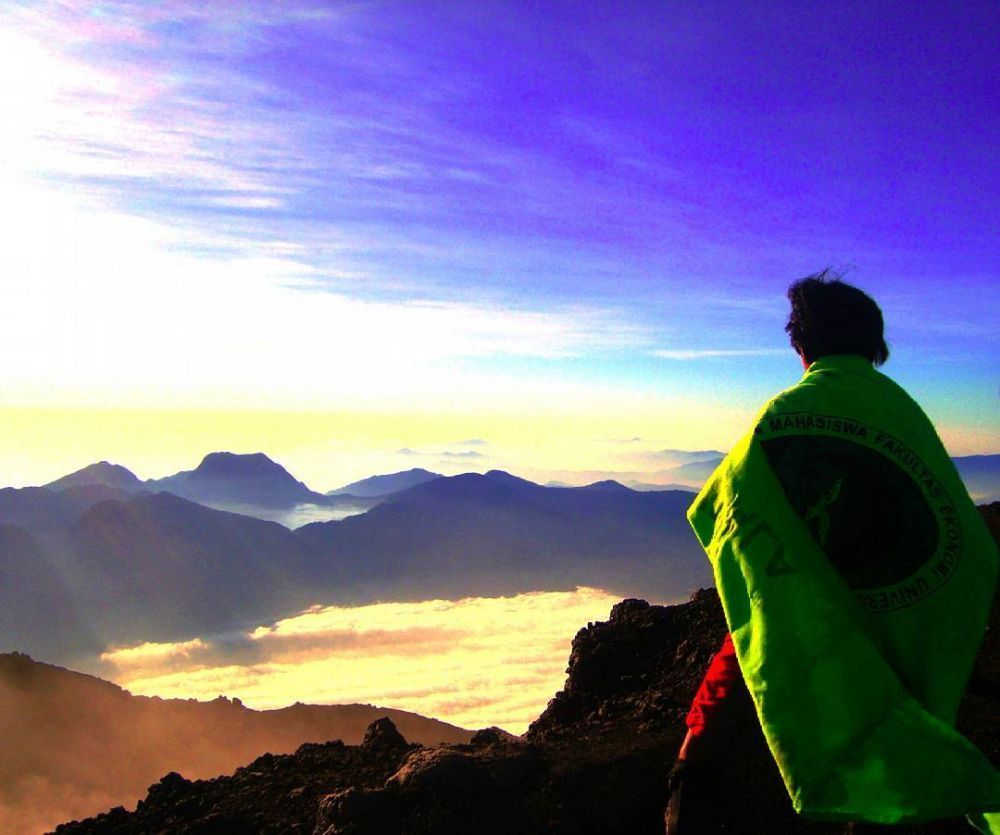 Cerita Mistis 6 Gunung Paling Angker di Indonesia, Seram!