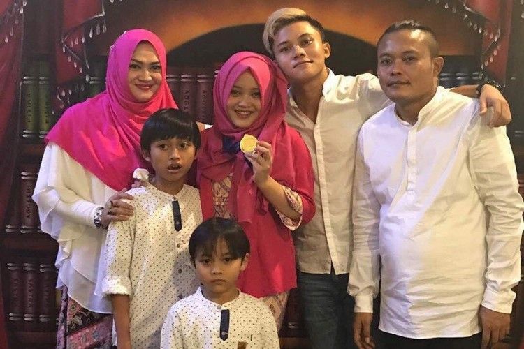 Ibu Rizky Febian Meninggal, 8 Potret Ini Ungkap Kisah Keluarga Mereka