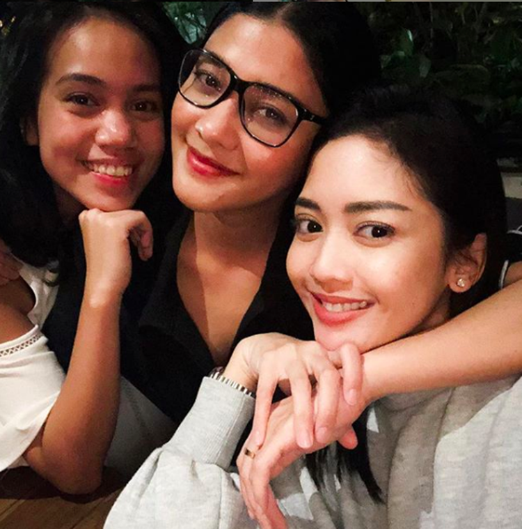 Friendship Goals! 10 Kedekatan Naysila Mirdad & Ririn Dwi Ariyanti