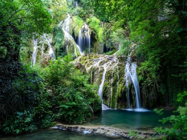 6 Air Terjun Menakjubkan yang Layak Masuk ke dalam Wishlist Liburanmu