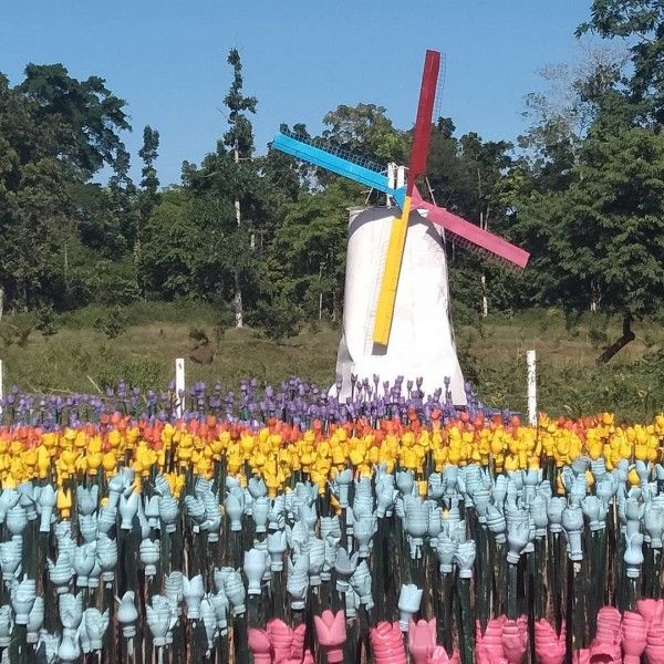 Kreatif, Taman Tulip di Filipina ini Dibuat dari Sampah Plastik