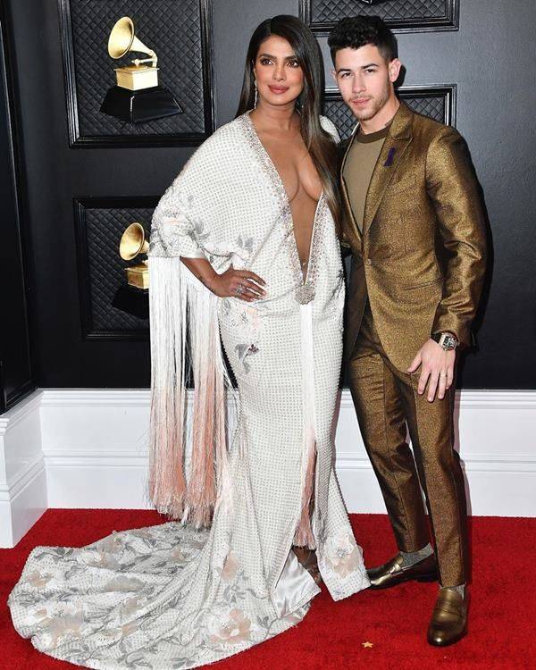 Mesra! 10 Pasangan yang Ramaikan Karpet Merah Grammys 2020
