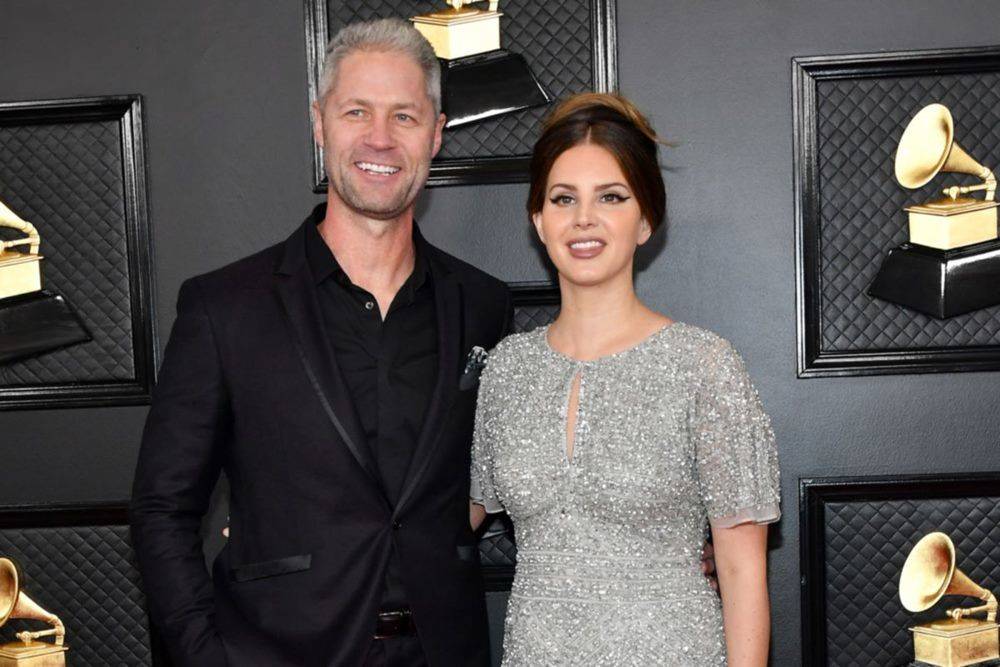 Mesra! 10 Pasangan yang Ramaikan Karpet Merah Grammys 2020