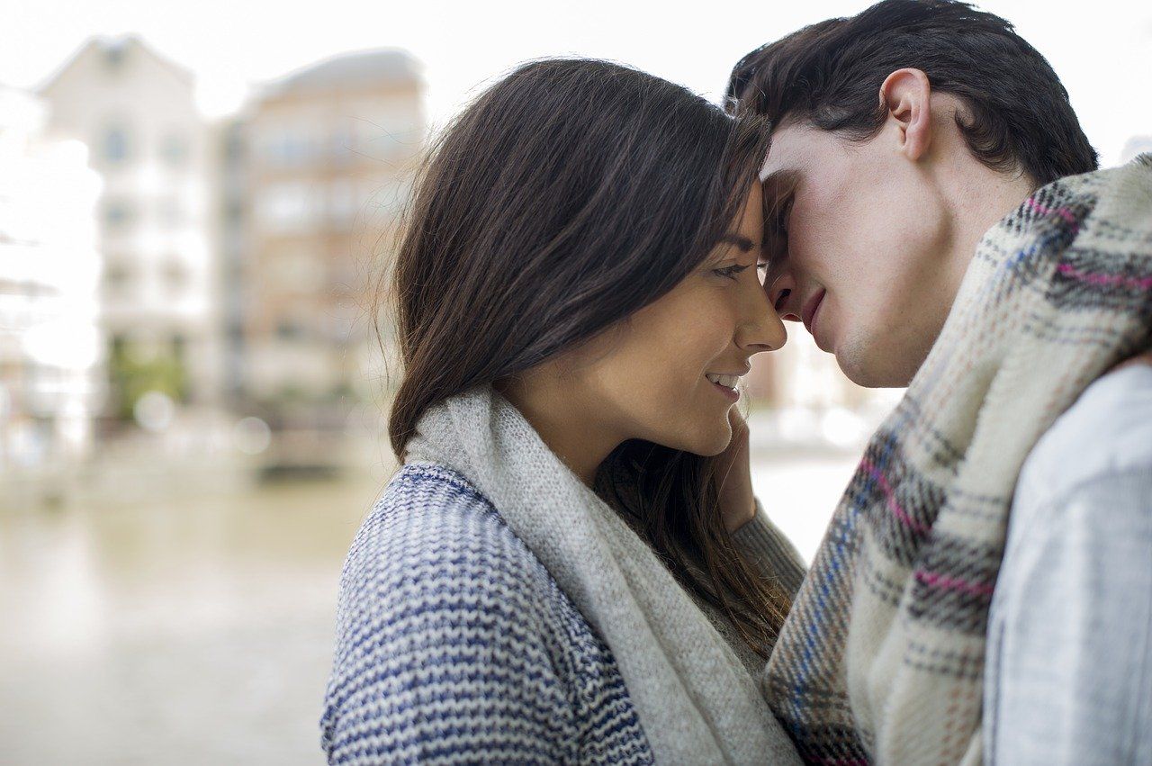 10 Fakta Unik dan Menarik Seputar Ciuman