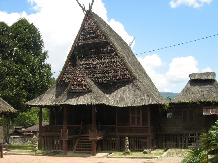 5 Rumah Adat Sumatra Utara yang Serba Model Panggung