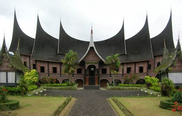 Super Kokoh dan Tahan Gempa, Ini 6 Keunikan Rumah Adat Sumatra Barat