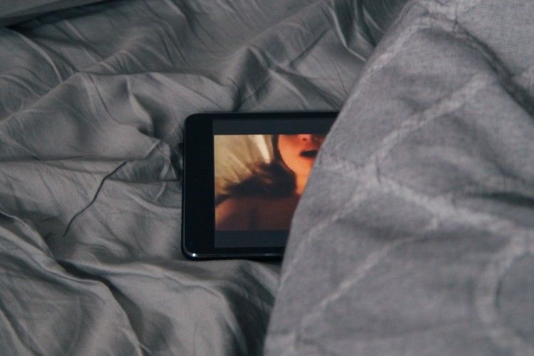 Sex Felm - Pasangan Suka Nonton Film Porno, Ini 5 Tanda Hubungan Kalian Terganggu