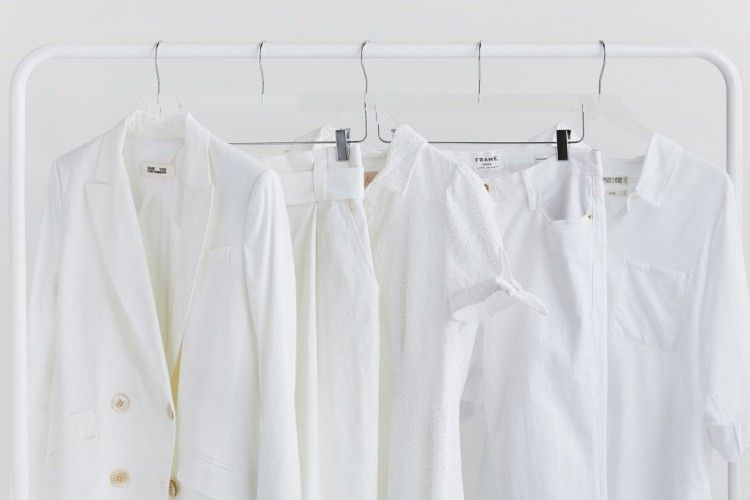 Nggak Cepat Kusam dan Menguning, Begini Cara Mencuci Baju Putih