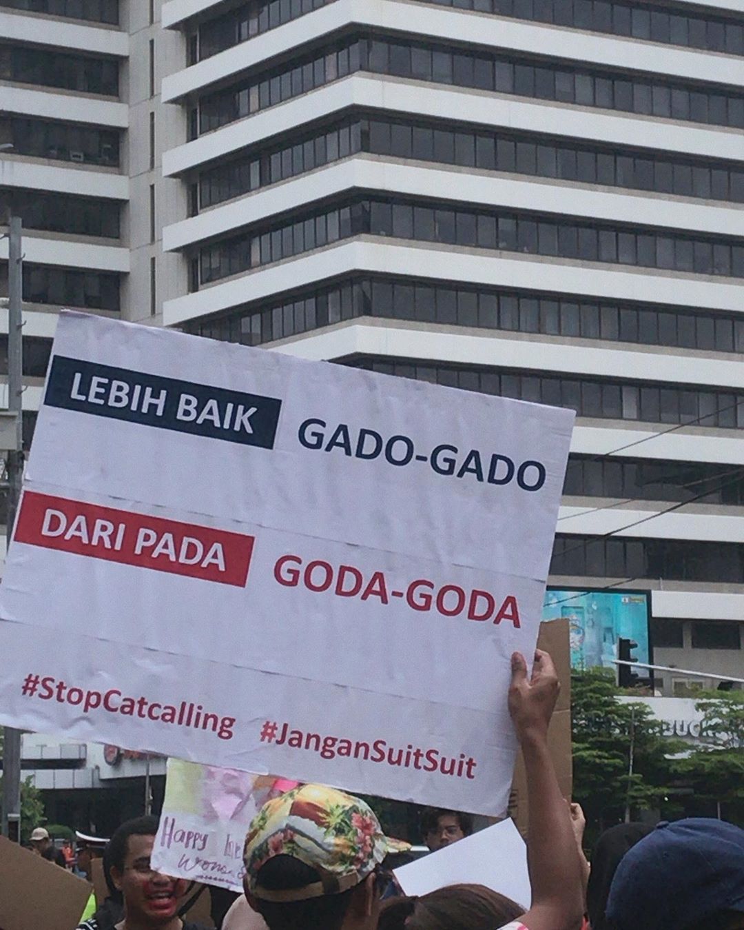 10 Foto Poster dengan Pesan Unik & Mendalam di Women's March Jakarta 
