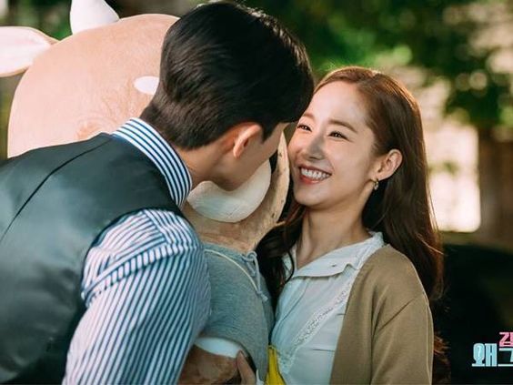 Terhanyut Romantisme, 7 Perbedaan Kisah Cinta Drama Korea vs Realita