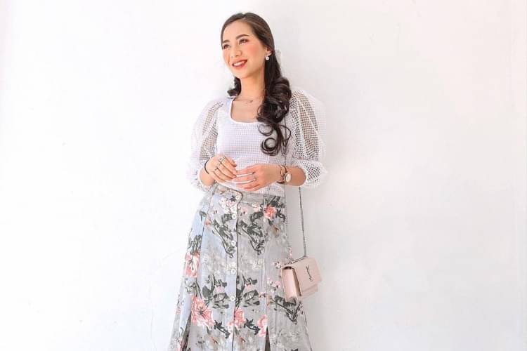 Popbelaootd kombinasi denim dan dress floral yang edgy