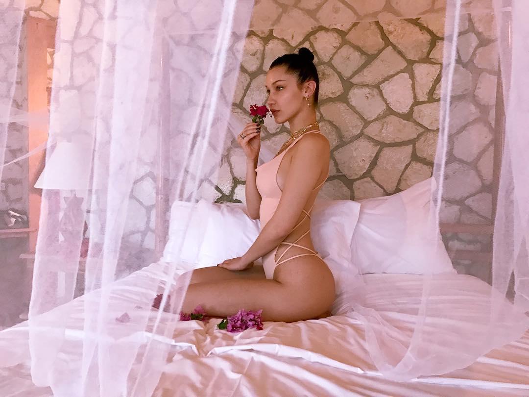 Pesona Seksi Bella Hadid Pakai Bikini