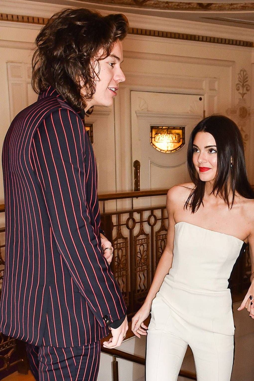 Kasual hingga Formal, Ini Gaya Outfit Kendall Jenner dan Harry Styles