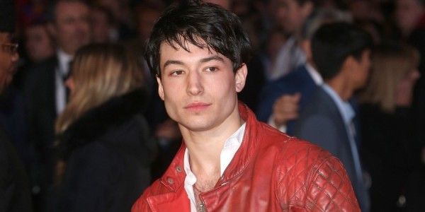 Ezra Miller Mencekik Penggemarnya? Ini Kronologinya 