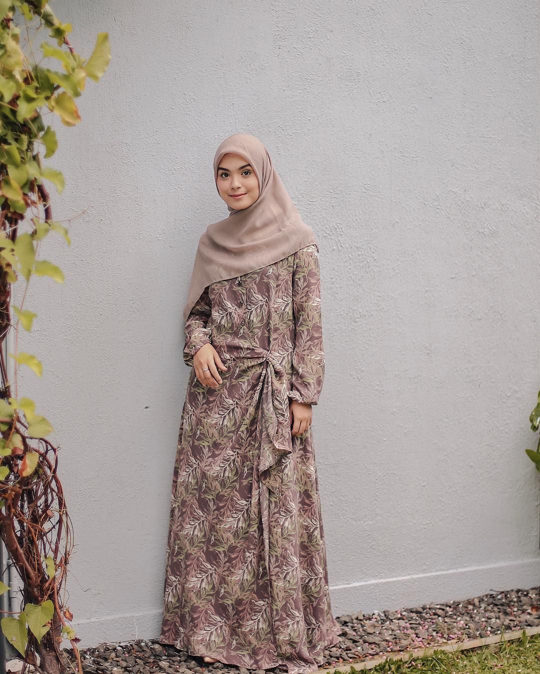 Inspirasi OOTD Hijab Manis a la Vebby Palwinta