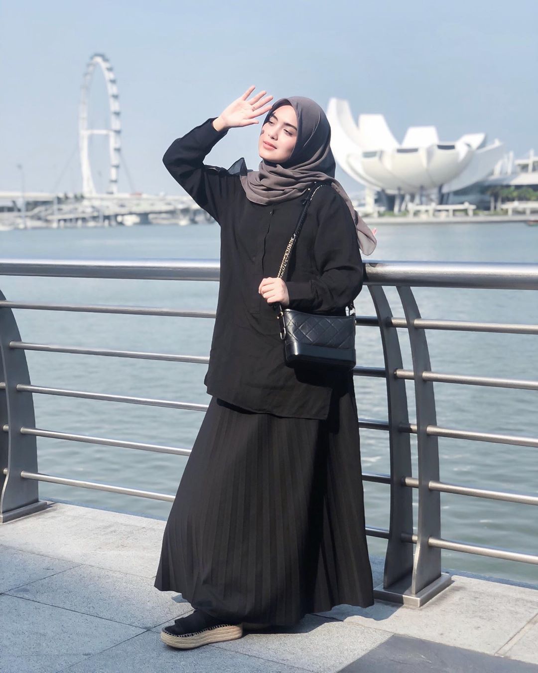 Inspirasi OOTD Hijab Manis a la Vebby Palwinta