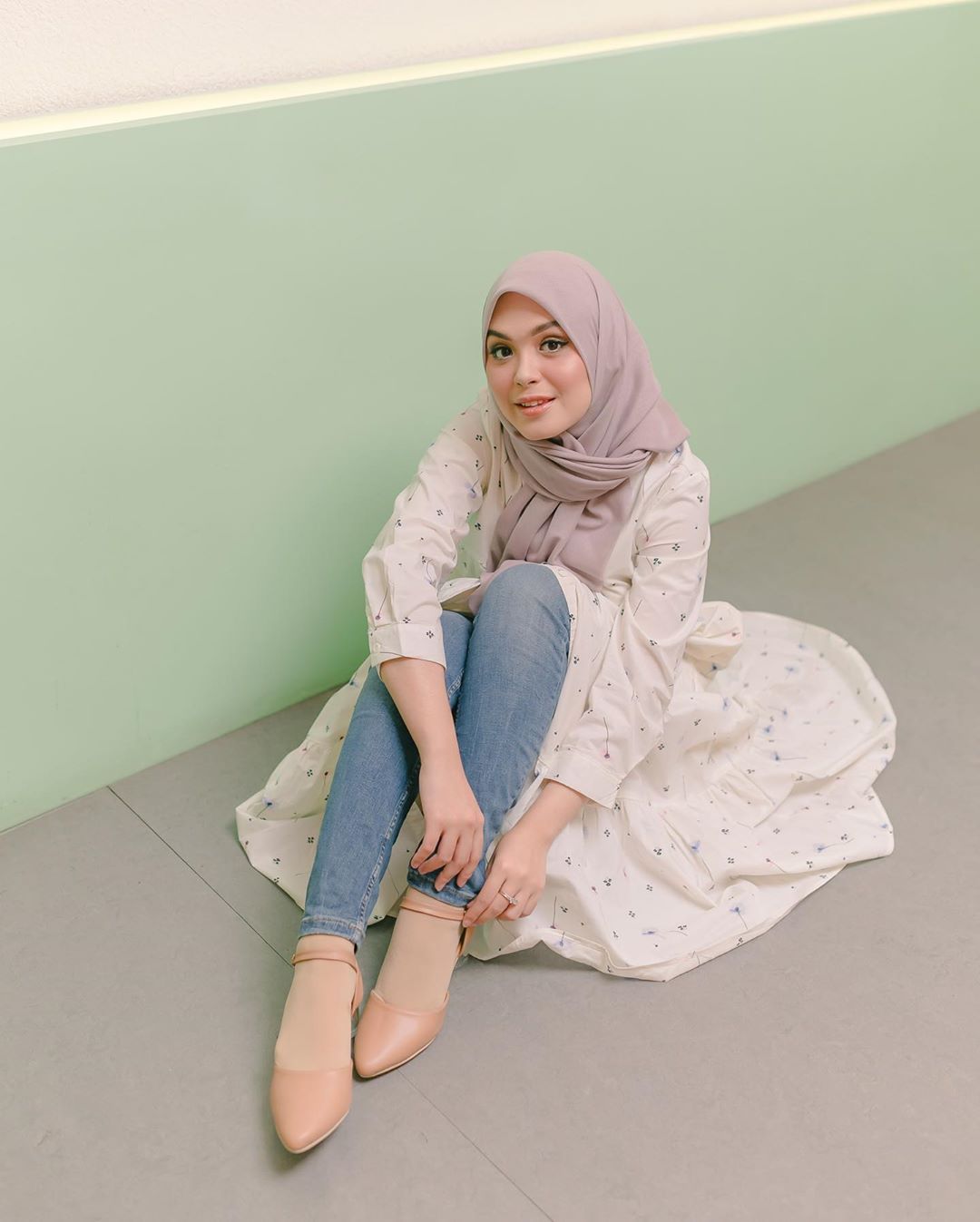 Inspirasi OOTD Hijab Manis a la Vebby Palwinta