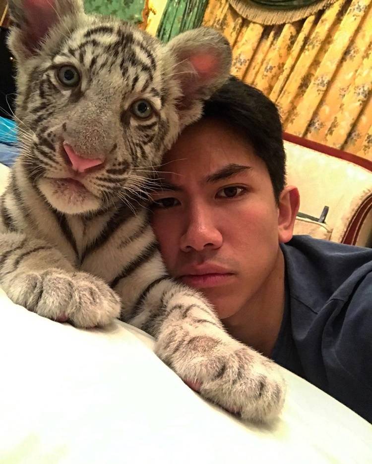 9 Pesona Pangeran Abdul Mateen yang Bikin Perempuan Jatuh Hati
