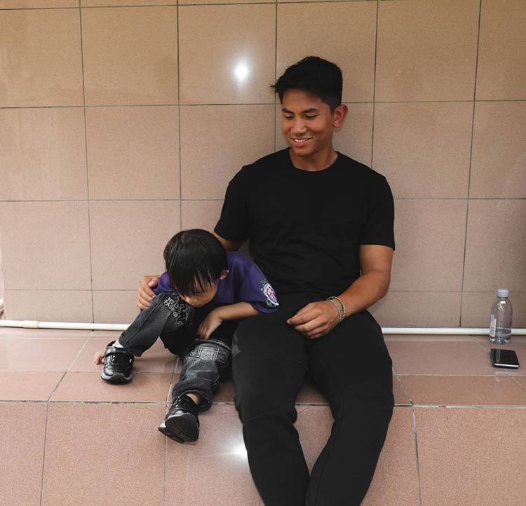 9 Pesona Pangeran Abdul Mateen yang Bikin Perempuan Jatuh Hati