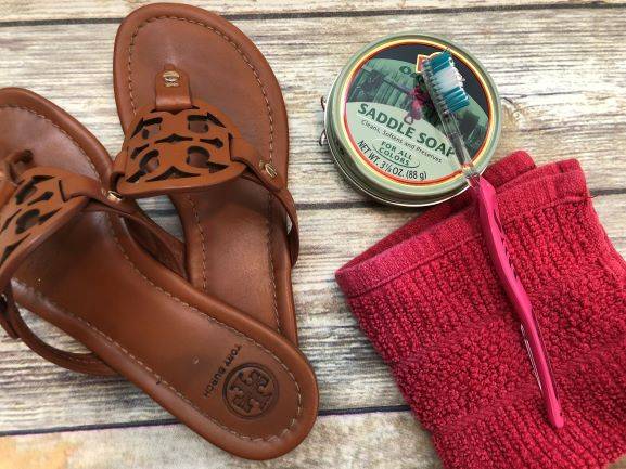 Tips Paling Mudah Mencuci Sandal Kulit