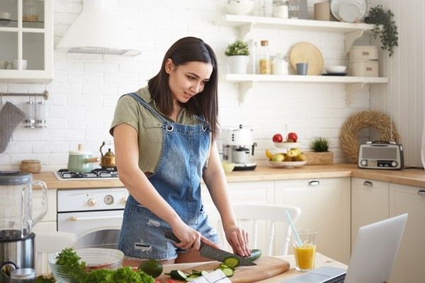 Cewek yang Hobi Masak Punya 5 Pesona Ini, Setuju? 