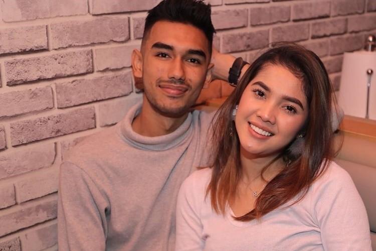 Perjalanan Cinta Raya Kitty dan Suami