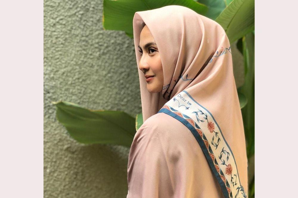  6 Seleb Mengunggah Potret Menggunakan Hijab
