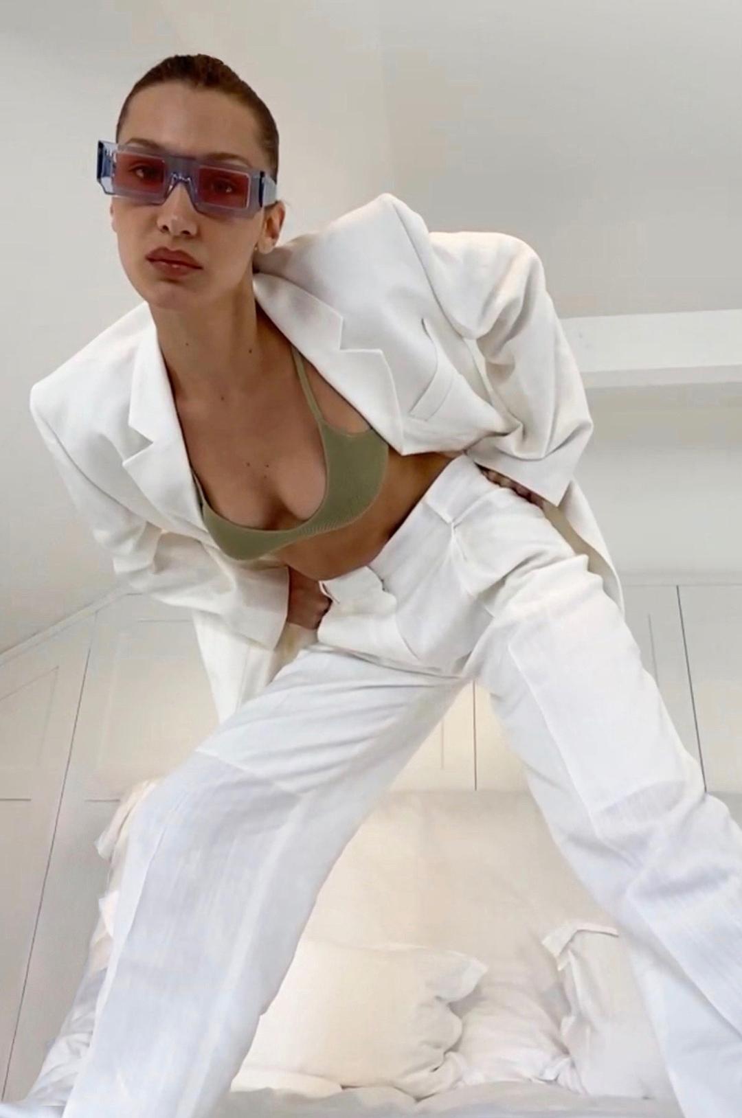 Bella Hadid Lakukan Sesi Foto Telanjang