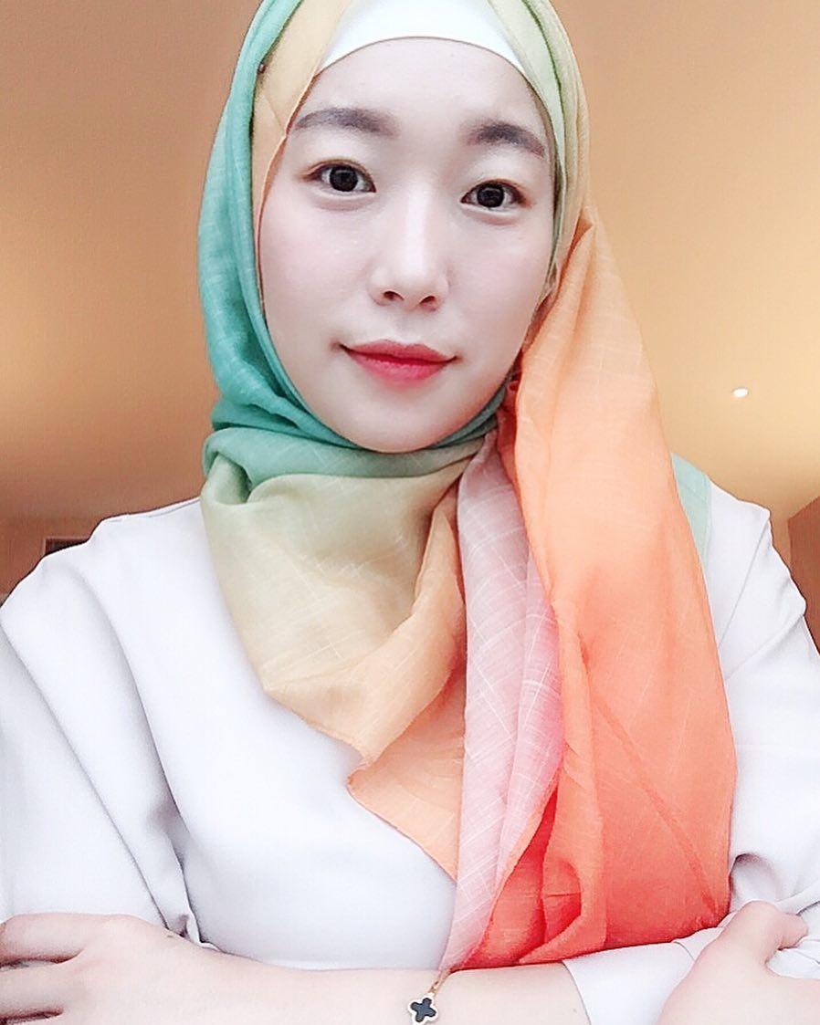 Sempat Hidup Tanpa Agama, 5 Influencer Korea Ini Putuskan Jadi Mualaf