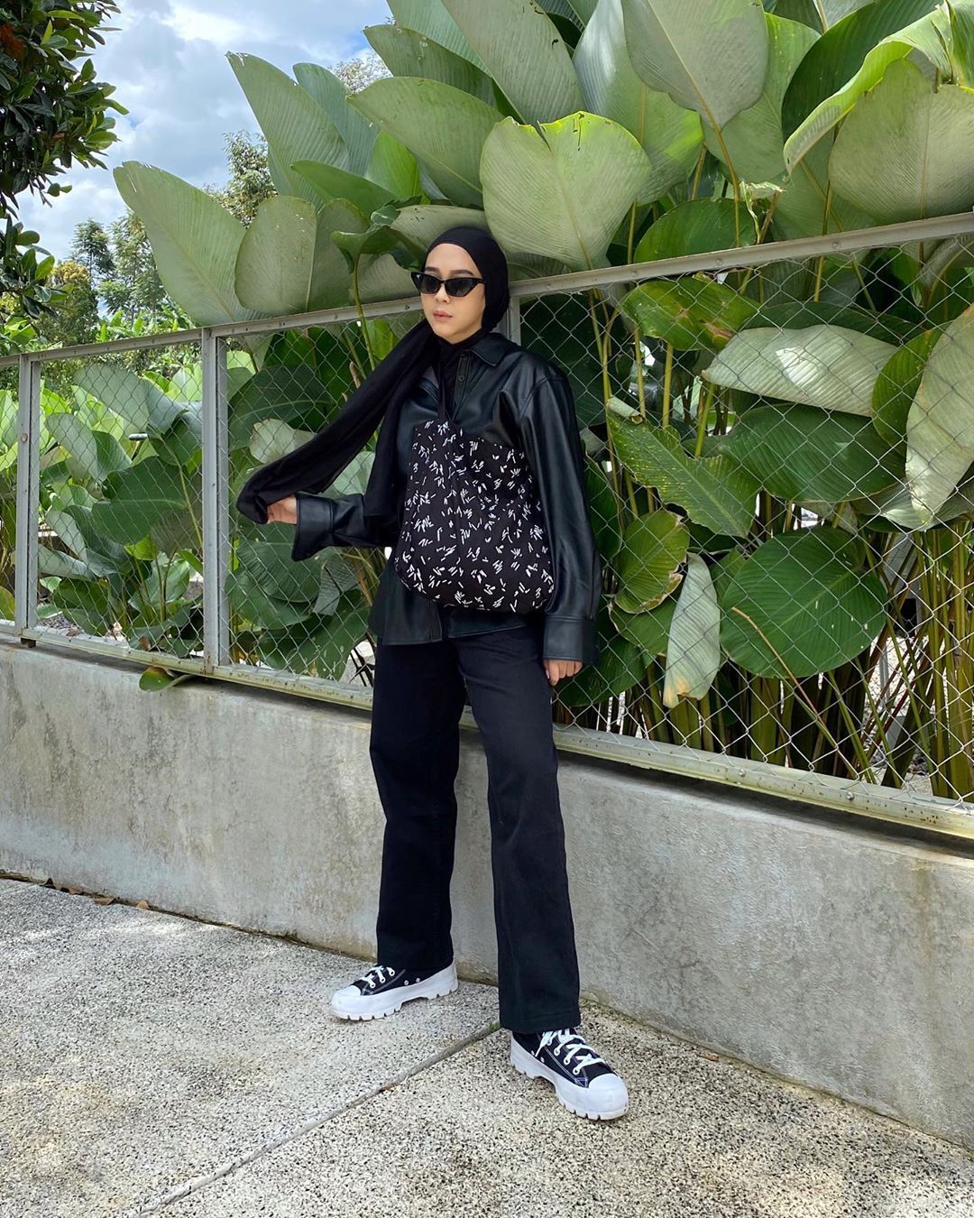 Supaya Nggak Bosan, Ini Cara Mix & Match Hijab Serba Hitam