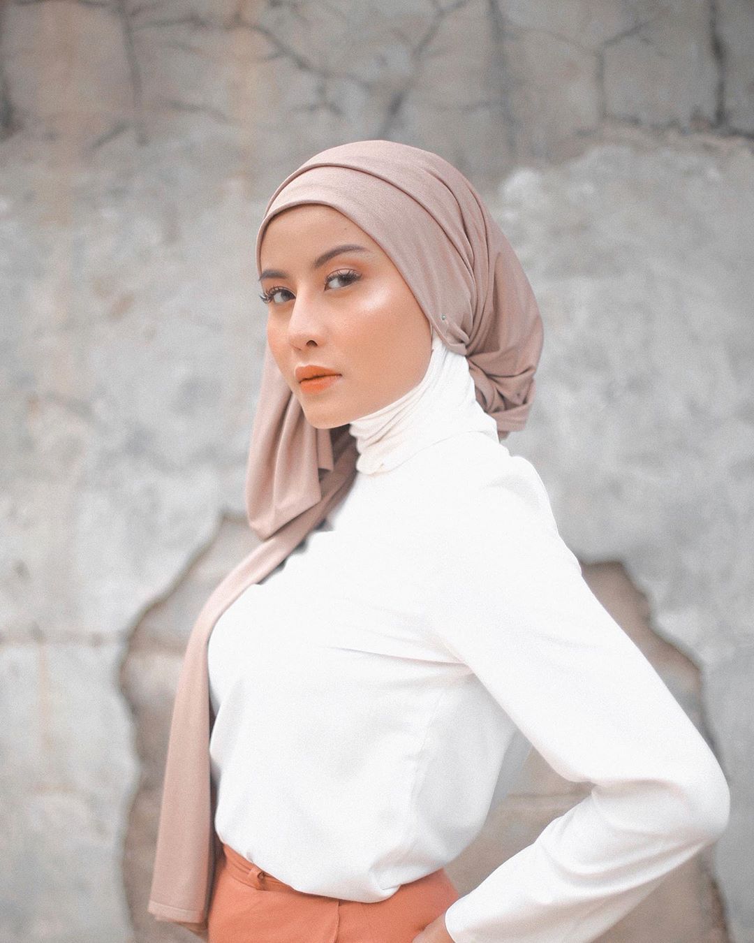 Contek Gaya Hijab Nude ala Awkarin yang Kini Tampil Modest