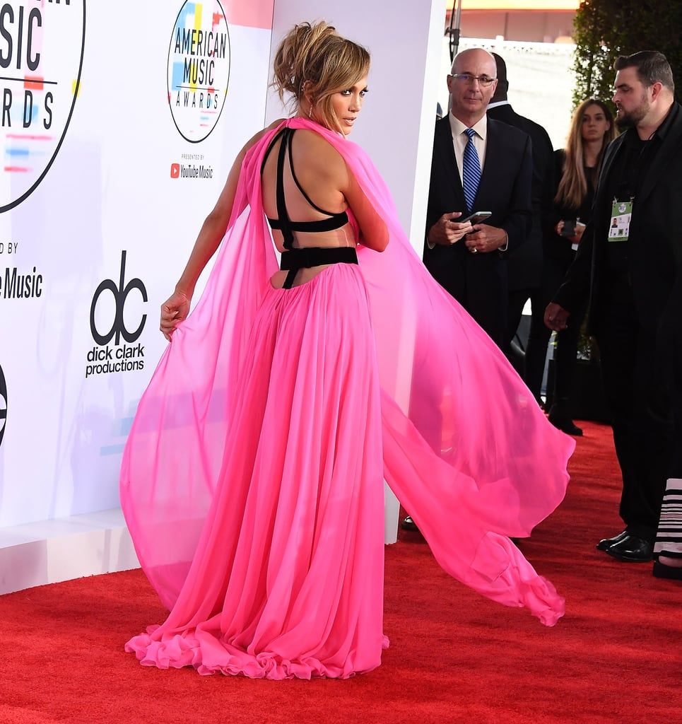 Dress Seksi Jennifer Lopez Dilelang untuk Lawan Corona