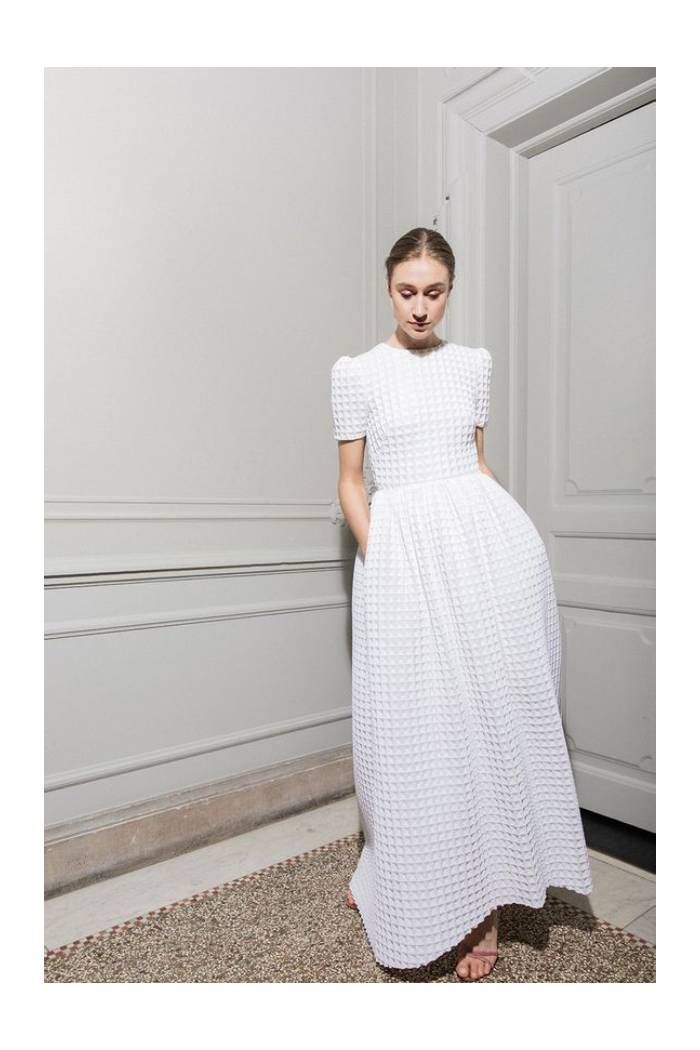 10 Inspirasi Baju Tunangan Warna Putih yang Sederhana dan Elegan