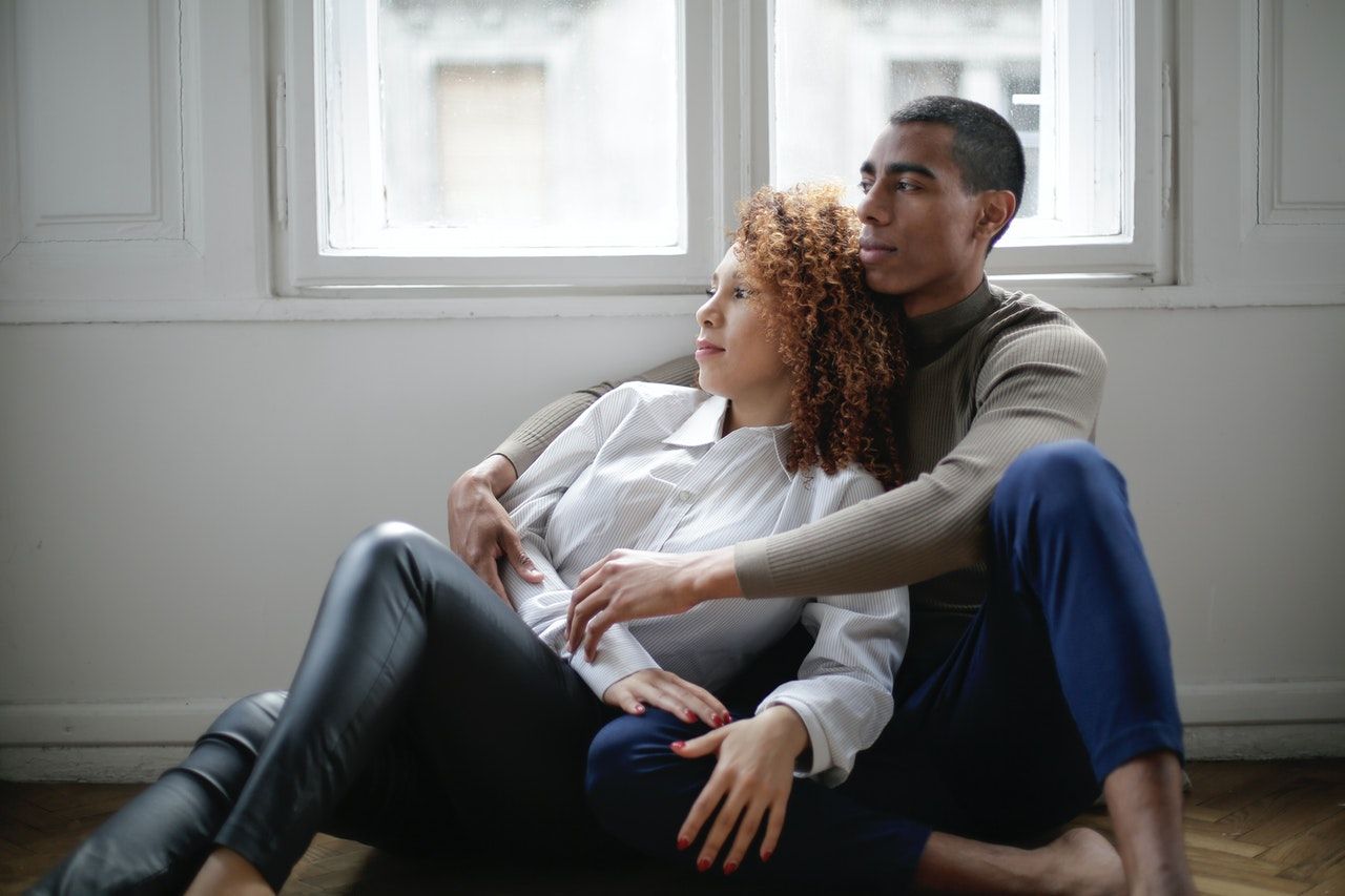 Tinggal di Rumah Orangtua Pasangan? 5 Tips Jaga Komunikasi yang Sehat