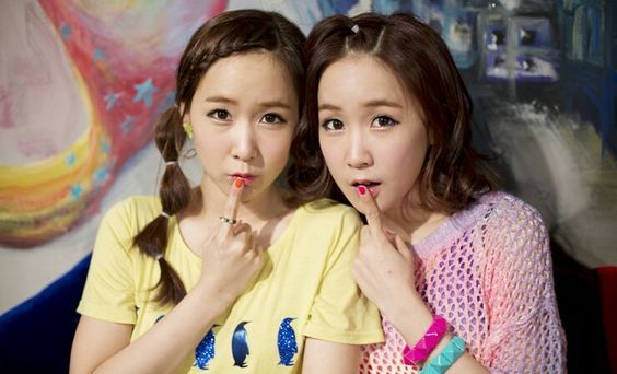 7 Kpop Idol Ini Punya Saudara Kembar, Siapa yang Paling Mirip?