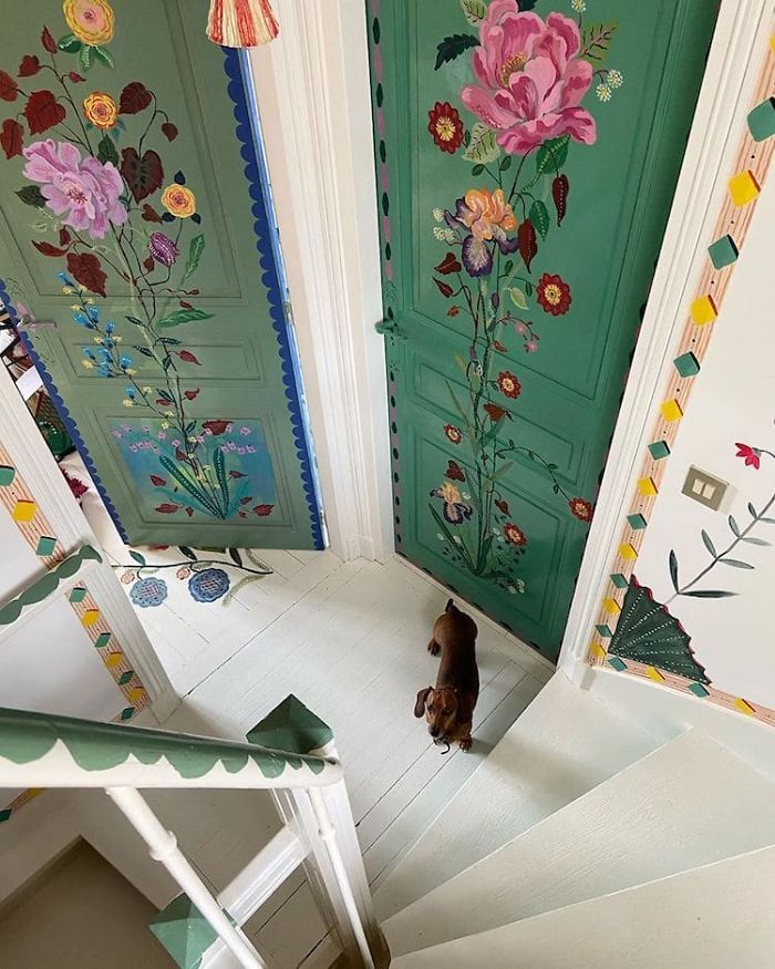 Seniman Ini Hias Rumahnya dengan Lukisan Tangan Saat Karantina