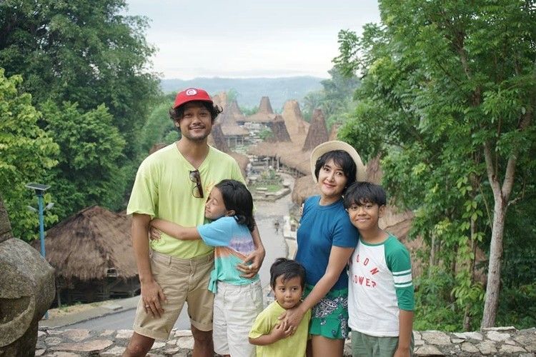Family Man! 9 Bukti Kehangatan Keluarga Dwi Sasono dan Widi Mulia