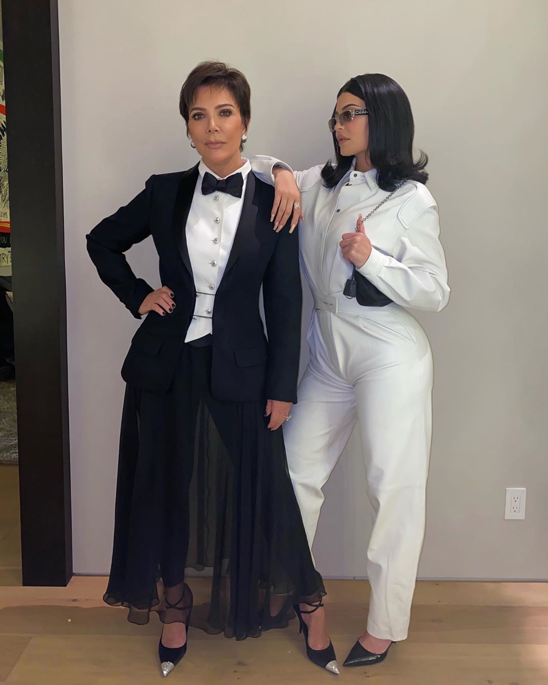 Gemar Berpakaian Mewah, Ini Gaya Kompak Kylie dan Kris Jenner