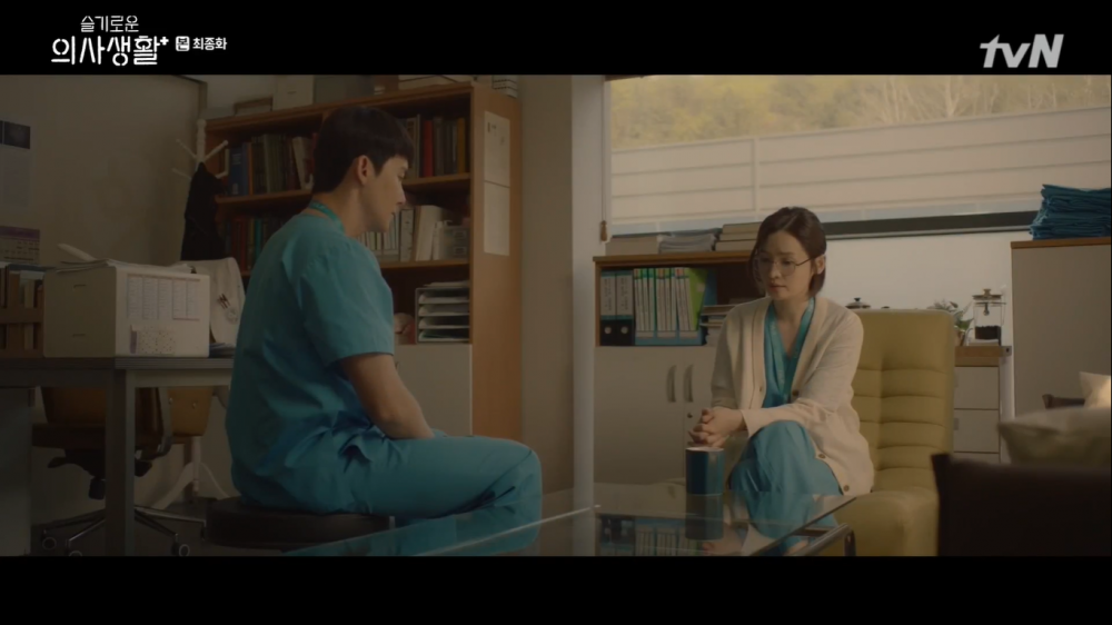 5 Cara Menolak Teman yang Menyukaimu a la Song Hwa 'Hospital Playlist'