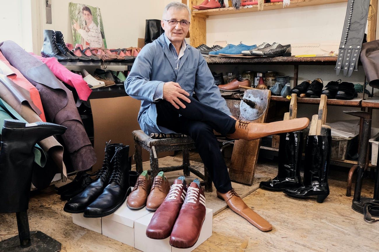 Unik dan Aneh, Pria Ini Desain Sepatu Khusus Social Distancing