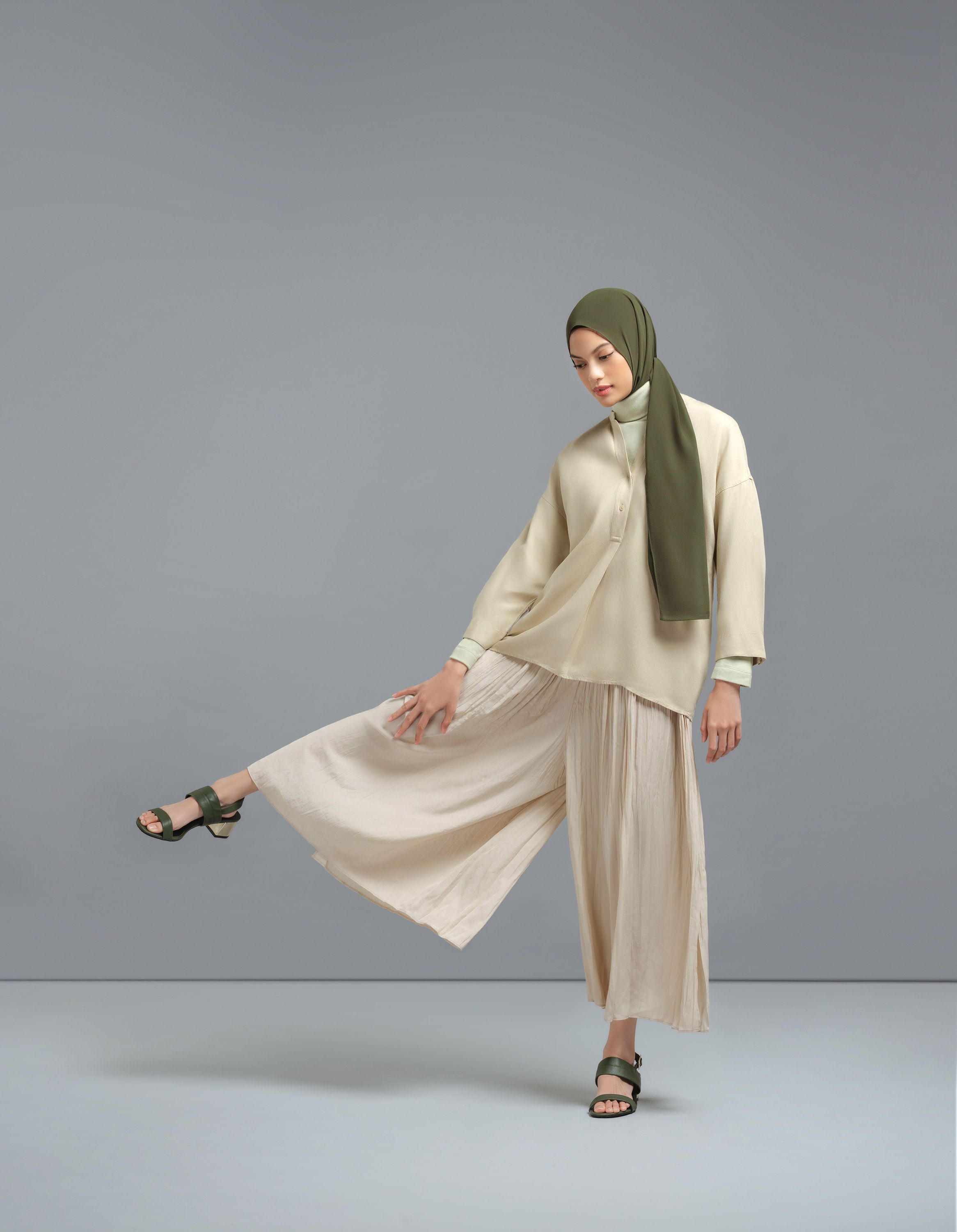 Gaya Hijab Minimalis dari UNIQLO MODEST WEAR MANUAL Styled by Ayudia C
