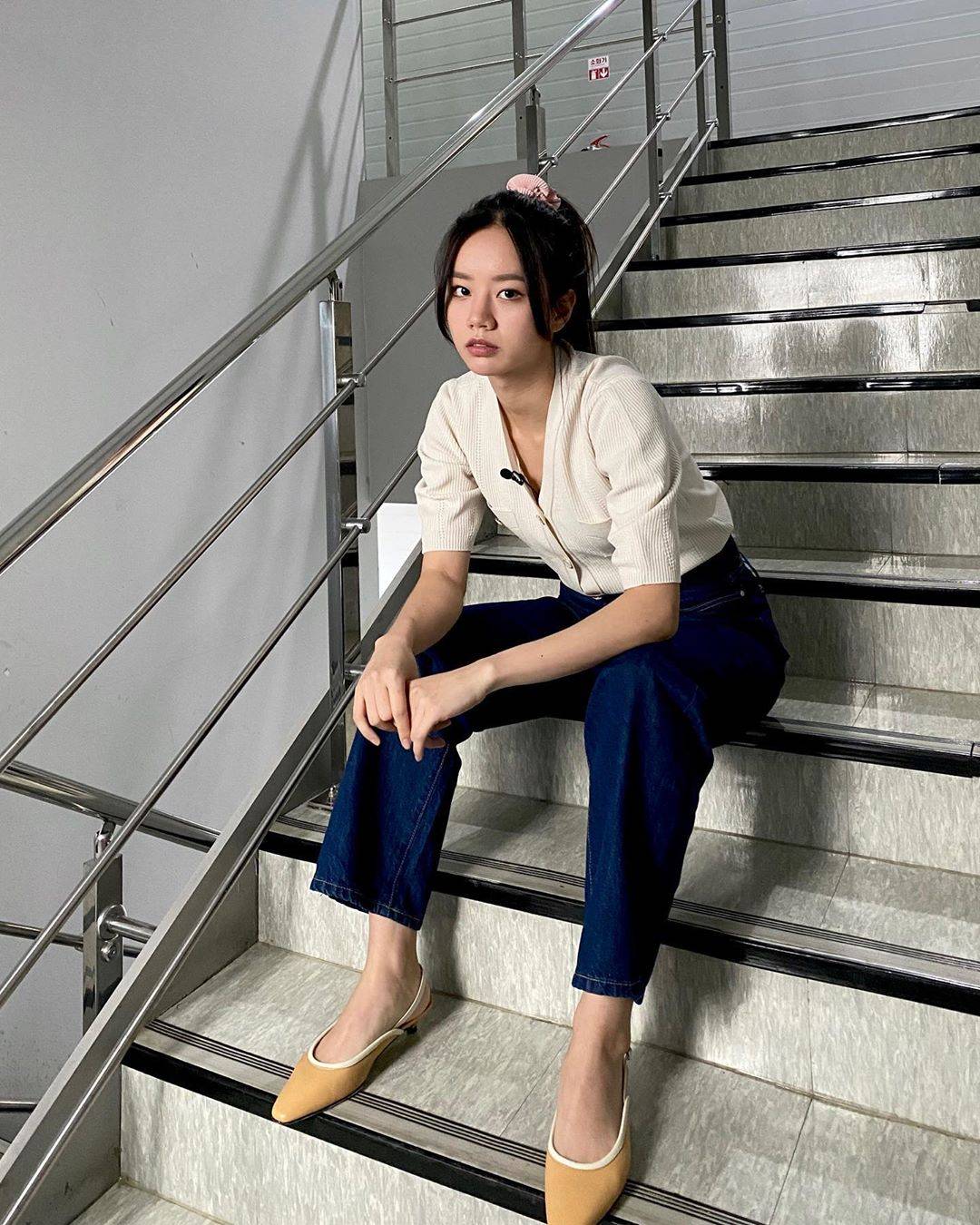 Potret Gaya Keren Lee Hyeri yang Mudah untuk Kamu Tiru!