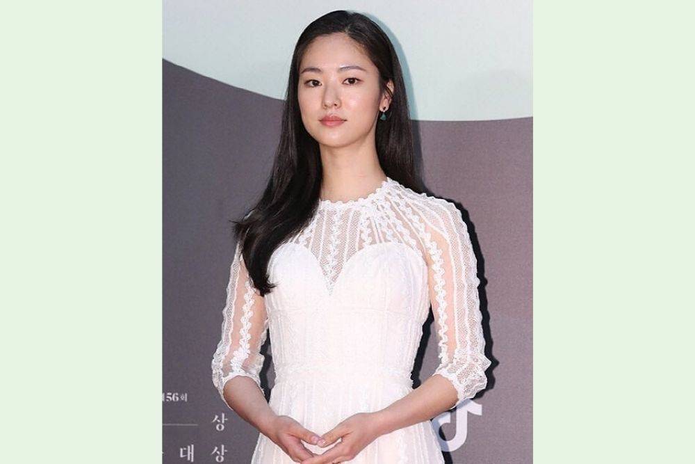 Dikabarkan Jadi Lawan Main Song Joong Ki, Ini 7 Potret
