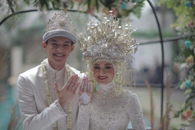 Tak Ketahuan Pacaran, 9 Foto Pernikahan Dinda Hauw dan Rey Mbayang