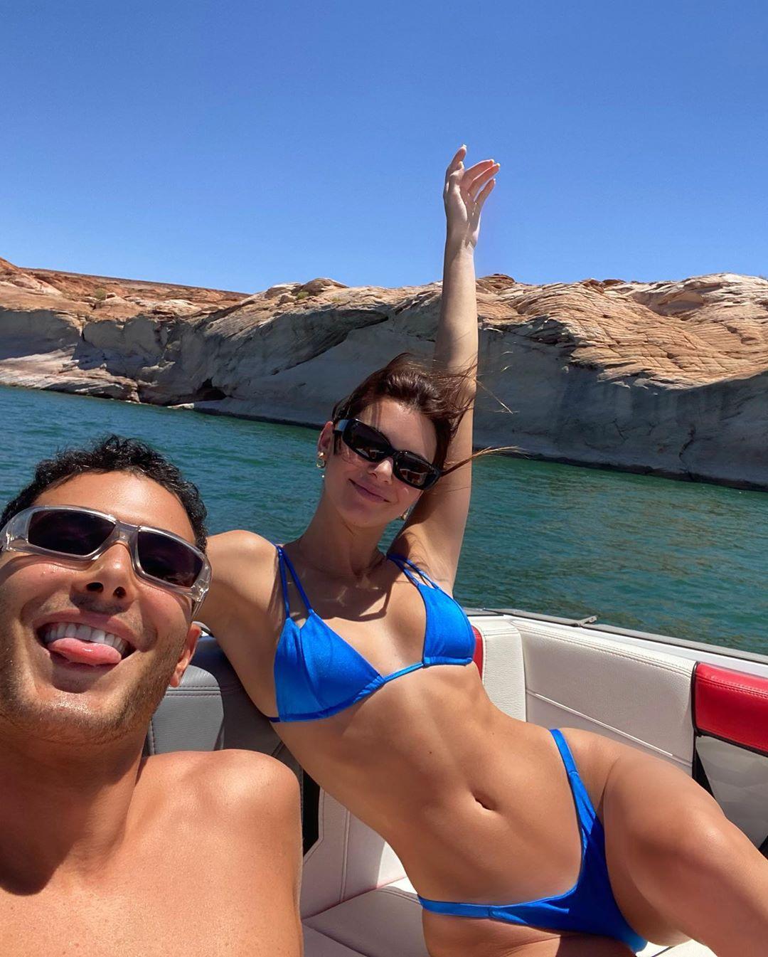 Aksi Berjemur Seksi Kendall Jenner