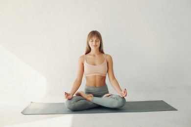9 Gerakan Yoga Ini Bisa Bantu Kamu Mengecilkan Perut