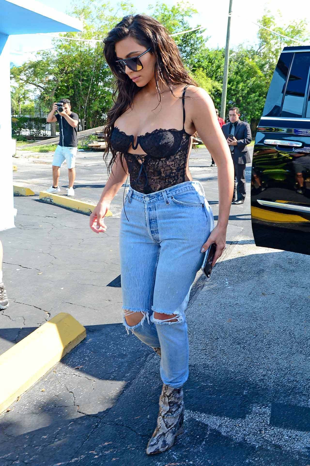 Gaya Seksi Kim Kardashian West Pakai Celana  Jeans Serba 