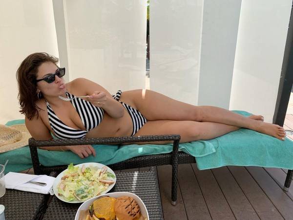 Punya Body, Begini Gaya Seksi Ashley Graham Pakai Bikini