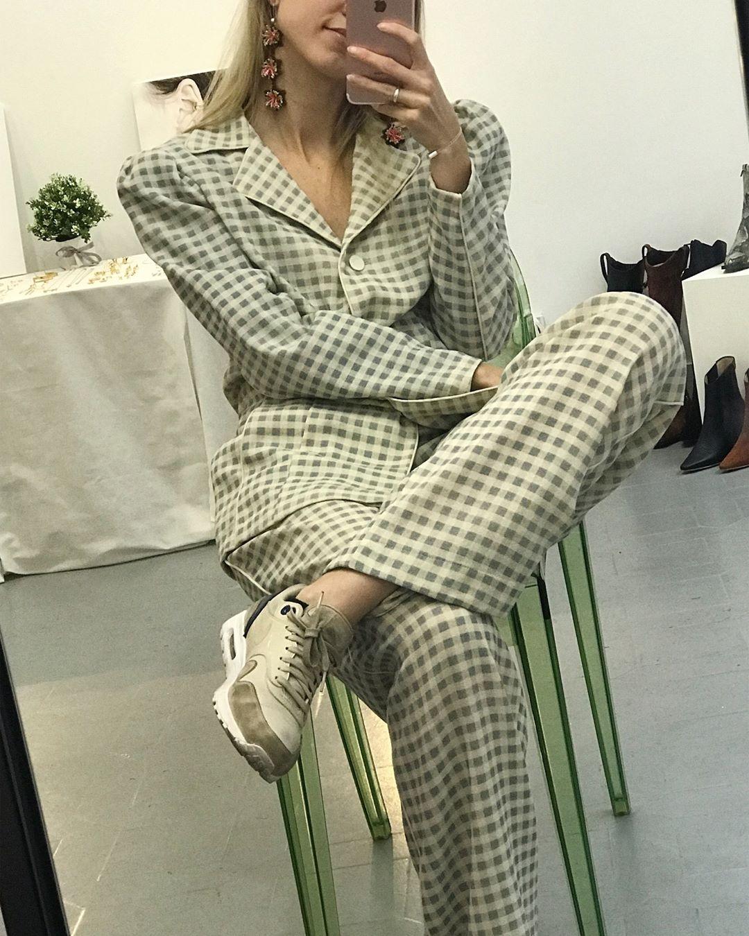 Cara Baru Tampil Kekinian Pakai Sneakers