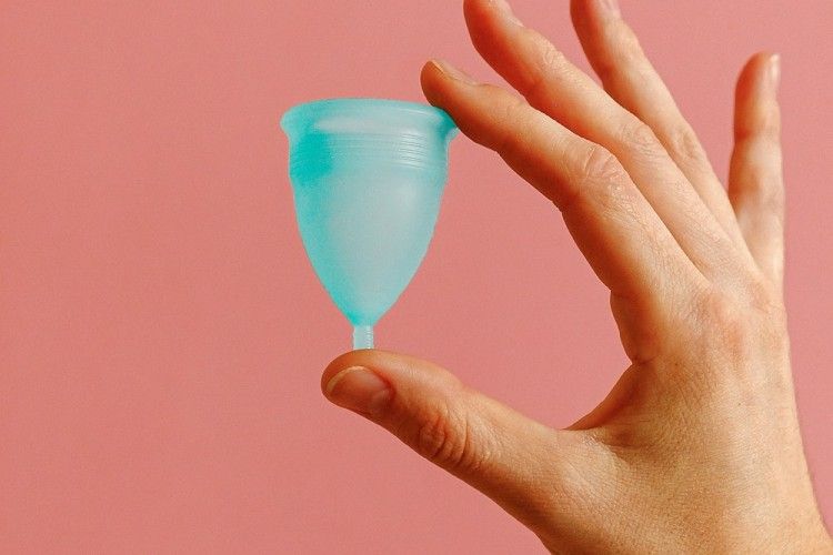 Nggak Sakit Ini 7 Tips Memasang Menstrual Cup untuk 